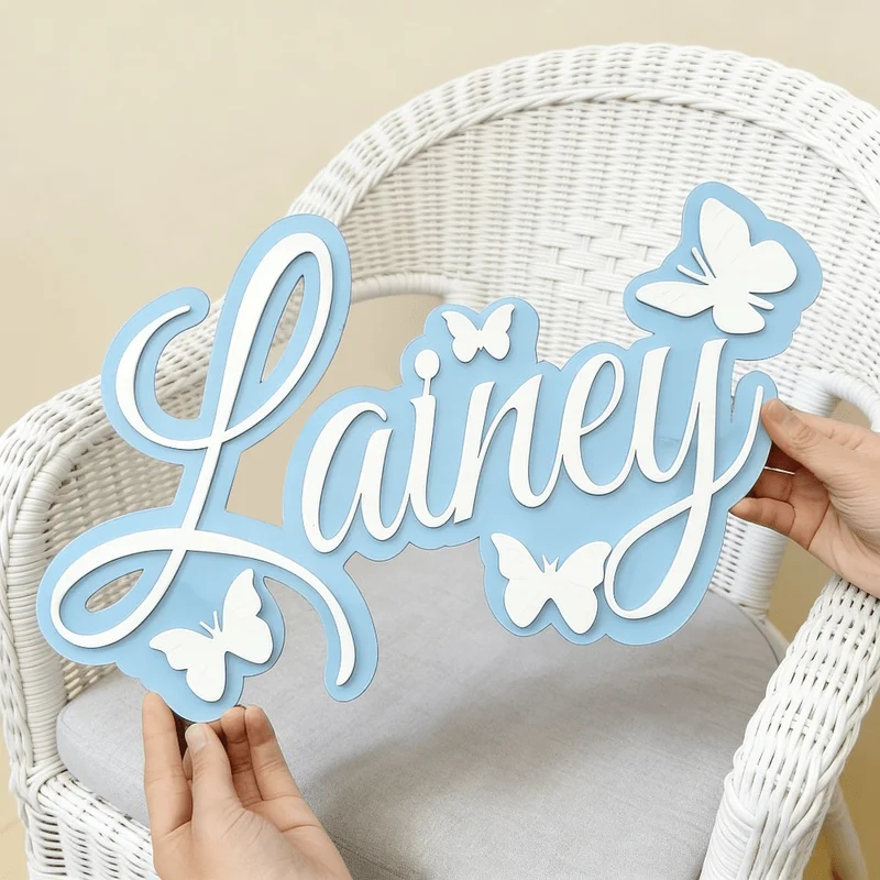 Baby Nursery Decor - Personalisierte Baby-Namensplakette, Blaues Design mit Weißem